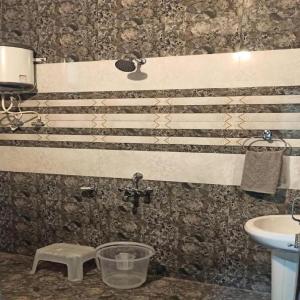 巴德里纳特The Shloka Badrinath By StayApart的带马桶和水槽的浴室