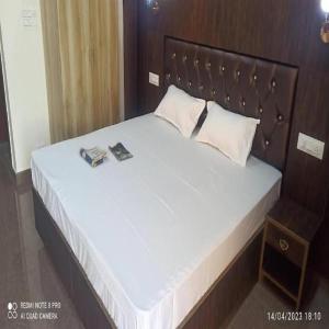 巴德里纳特The Shloka Badrinath By StayApart的床上有两本书