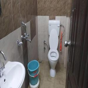 巴德里纳特The Shloka Badrinath By StayApart的浴室里有白色马桶和洗手池