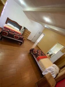 AhuatepecにあるCasa Isabella in Cuernavacaのベッドルーム1室(ベッド2台付)