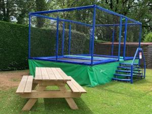 une cage de frappe et une table de pique-nique dans une cour dans l'établissement Mobil Home 27m² avec Terrasse à Limeuil - 5 personnes - API-1-52-837, à Paunat 23 autres photos