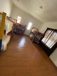 AhuatepecにあるCasa Isabella in Cuernavacaの二段ベッド3台と窓のある部屋