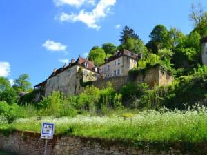 un groupe de bâtiments assis au sommet d'une colline dans l'établissement Mobil-home 29m² avec terrasse à Limeuil - API-1-52-335, à Paunat