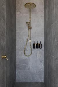 Ένα μπάνιο στο Garde and Warders Hotel