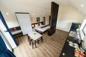 ein Hotelzimmer mit Bett, Tisch und Stühlen in der Unterkunft ROYAL DRAGON HOTEL in Da Lat