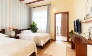 Una cama o camas en una habitación de Dali Garden