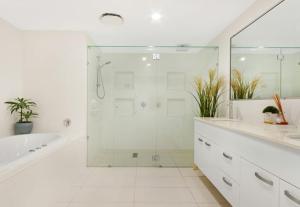 Et badeværelse på Lux Beach Front Apartment