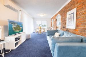 Μια τηλεόραση ή/και κέντρο ψυχαγωγίας στο Costas Smerelda 8, 16 Soldiers Point Rd - Linen, Views, Air Con, Wi-Fi