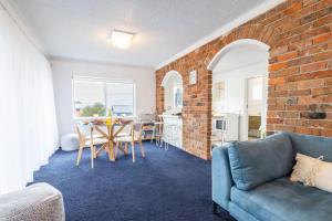 Χώρος καθιστικού στο Costas Smerelda 8, 16 Soldiers Point Rd - Linen, Views, Air Con, Wi-Fi