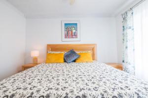 Ένα ή περισσότερα κρεβάτια σε δωμάτιο στο Costas Smerelda 8, 16 Soldiers Point Rd - Linen, Views, Air Con, Wi-Fi