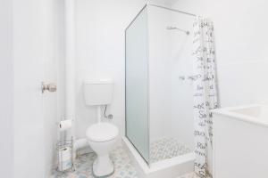 Ένα μπάνιο στο Costas Smerelda 8, 16 Soldiers Point Rd - Linen, Views, Air Con, Wi-Fi +16 φωτογραφίες