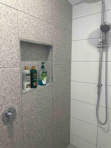 Ένα μπάνιο στο Cosy on Colless