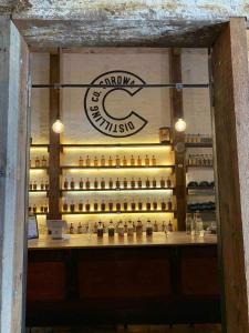 una camera con una vetrina di vino di Cosy on Colless a Mulwala