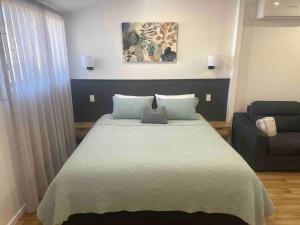 Ένα ή περισσότερα κρεβάτια σε δωμάτιο στο Cosy on Colless +27 φωτογραφίες