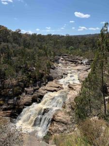 una cascata in mezzo a una foresta di Cosy on Colless a Mulwala