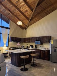 Kuchyň nebo kuchyňský kout v ubytování Mountain Retreat with Stunning view at Ube's House