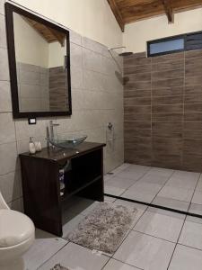 Koupelna v ubytování Mountain Retreat with Stunning view at Ube's House