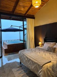 Postel nebo postele na pokoji v ubytování Mountain Retreat with Stunning view at Ube's House