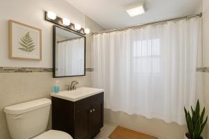 Koupelna v ubytování 2 BR Apt|15 Min to NYC|Book Today + 8 fotografií