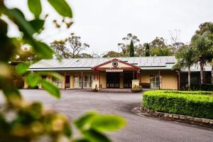 un bâtiment avec une allée en face de celui-ci dans l'établissement Sanctuary House Resort Motel, à Healesville
