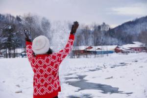 Una persona está lanzando nieve al aire. en Jiayi Guesthouse, en Wuchang