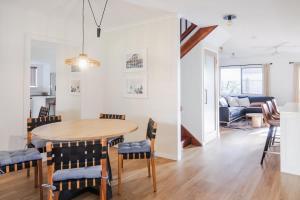 Un comedor y una sala de estar con mesa y sillas. en Whitsunday Wanderluxe, en Cannonvale