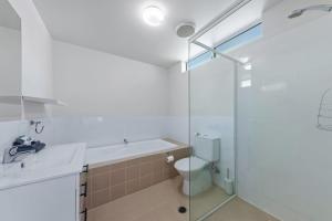 un bagno con wc e doccia in vetro di Tropical Resort Apartment a Cannonvale