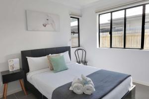 Ένα ή περισσότερα κρεβάτια σε δωμάτιο στο Whitsundays Paradise by the Port +21 φωτογραφίες