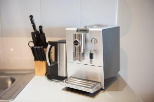 eine Kaffeemaschine auf einer Theke in der Unterkunft Baybliss Escape #2 - Adults Only in Shute Harbour