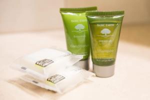 Zwei Flaschen Gesichtsbalsam stehen auf einer Theke. in der Unterkunft Baybliss Escape #2 - Adults Only in Shute Harbour + 29 Fotos