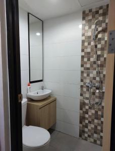 Ένα μπάνιο στο Unit Alton Undip Tembalang by SAJI Rooms