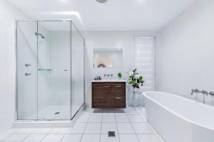 Ένα μπάνιο στο MANDALAY ESCAPE, SECLUSION & SERENITY WITH A POOL +36 φωτογραφίες