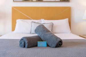 Postel nebo postele na pokoji v ubytování Spa Haven 17A