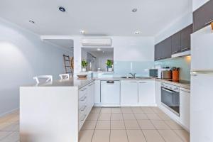 Η κουζίνα ή μικρή κουζίνα στο By The Sea Shore With Pool