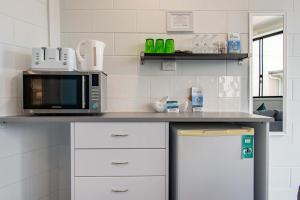 Η κουζίνα ή μικρή κουζίνα στο Airlie Sun & Sand Accommodation #5