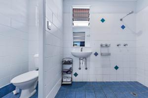 埃尔利海滩Airlie Sun & Sand Accommodation #2的带马桶和水槽的白色浴室