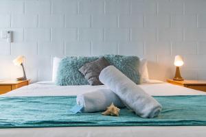 埃尔利海滩Airlie Sun & Sand Accommodation Studio #1的一张放着毛绒玩具的床 更多1张照片