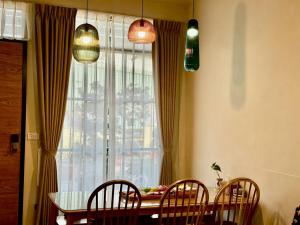 a dining room with a table and chairs and a window at Eiko的樓仔厝 台南包棟民宿 in Ching-chung-san-ts'un