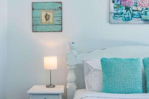 una camera da letto con un letto e un tavolo con una lampada di Seascape Whitsundays ad Airlie Beach