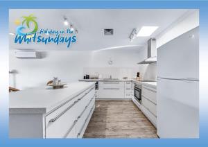 Køkken eller tekøkken på Blue Lagoon Airlie Beach + 38 billeder