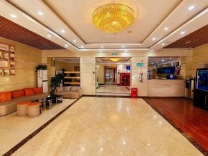 un grand hall avec un lustre dans un bâtiment dans l'établissement Greentree Inn Express Beijing Capital International Airport&格林豪泰智选酒店北京首都国际机场店, à Pékin