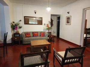 阿努拉德普勒Nature's Touch Villa的带沙发和桌椅的客厅