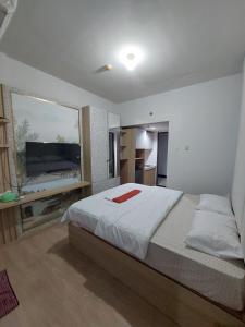 Ένα ή περισσότερα κρεβάτια σε δωμάτιο στο Unit Alton Undip Tembalang by SAJI Rooms