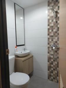 Ένα μπάνιο στο Unit Alton Undip Tembalang by SAJI Rooms +3 φωτογραφίες