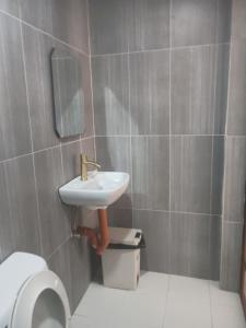 ein Badezimmer mit Waschbecken und Toilette in der Unterkunft House of Aice in El Nido + 13 Fotos