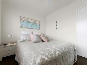 Ένα ή περισσότερα κρεβάτια σε δωμάτιο στο Relaxing Getaway Steps Beach with Pool