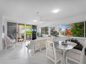 Ποτά στο Relaxing Getaway Steps Beach with Pool