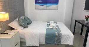 ein Teddybär sitzt auf einem Bett in einem Schlafzimmer in der Unterkunft Exclusive Family Villa in Sampong