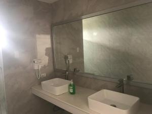 ein Badezimmer mit Waschbecken und großem Spiegel in der Unterkunft Exclusive Family Villa in Sampong + 10 Fotos