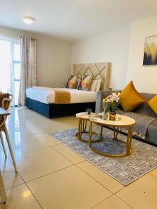 ein Wohnzimmer mit Sofa und Tisch in der Unterkunft Cozy Mellenial Umhlanga studio in Durban